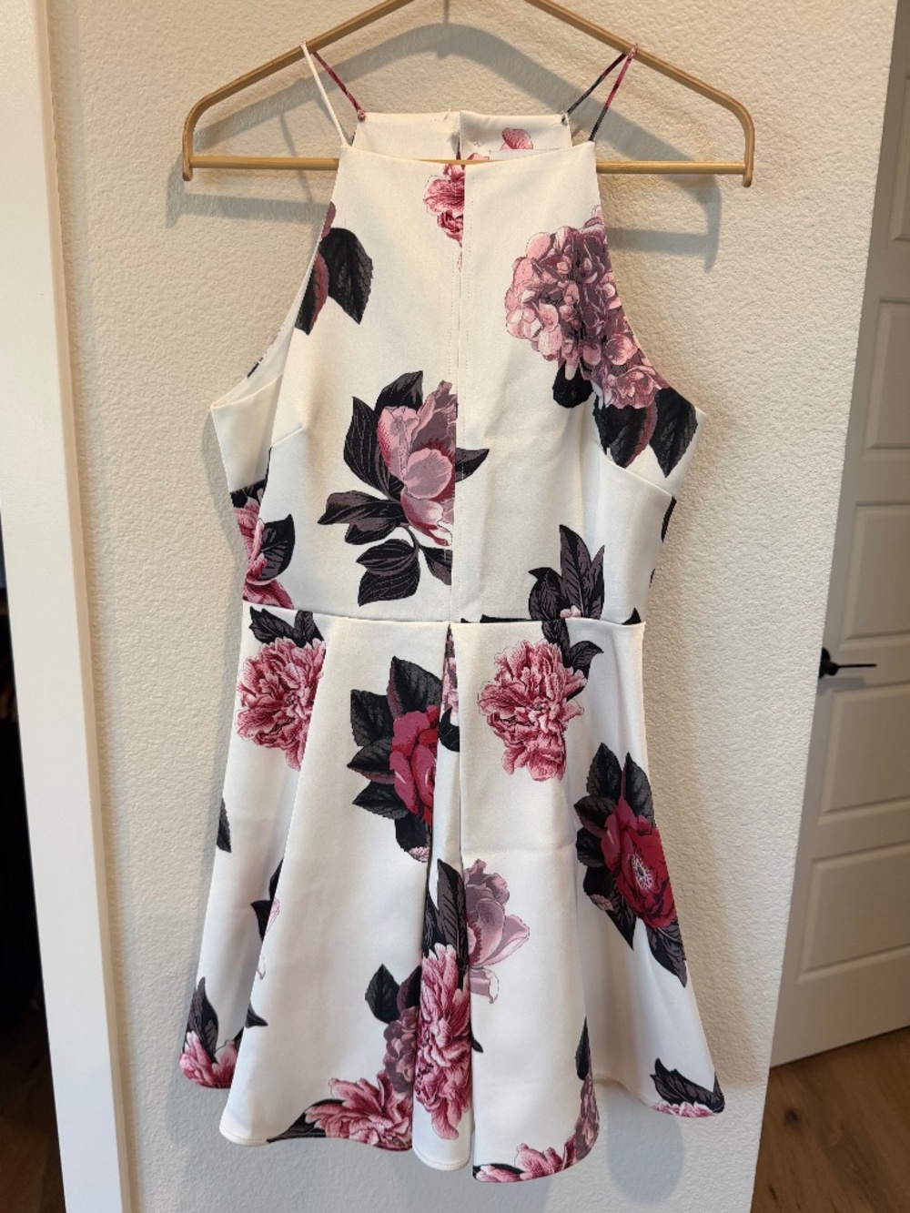 Pretty Floral Dress with Semi-open back